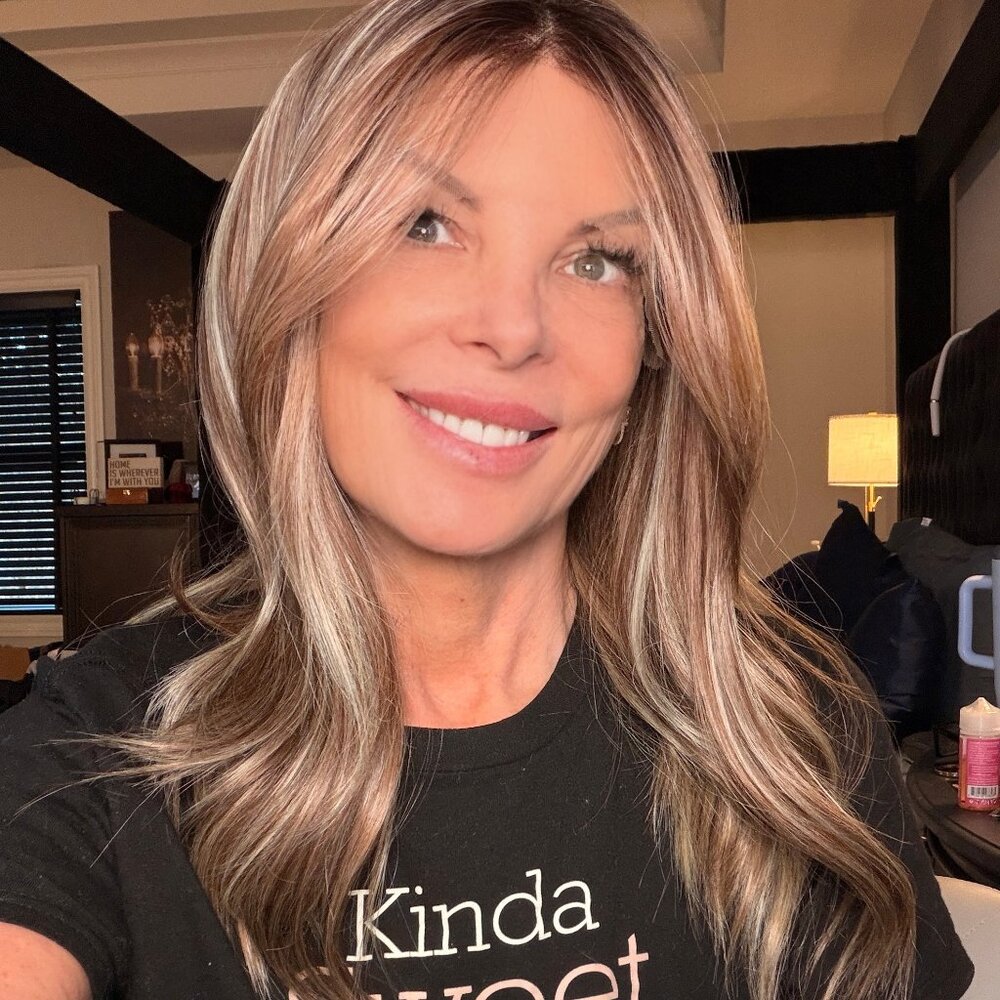 NWT Chelsea Smith Cosmetics Rubie - Light Brown with Highlights - 19"
